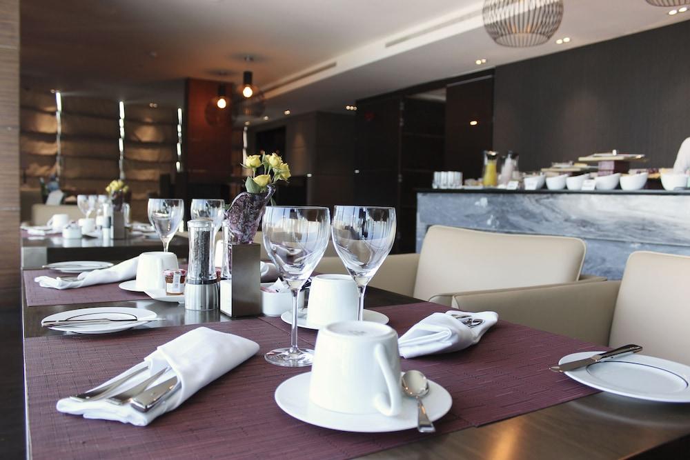 拉米Spa大酒店 麦纳麦 外观 照片 A table set for fine dining