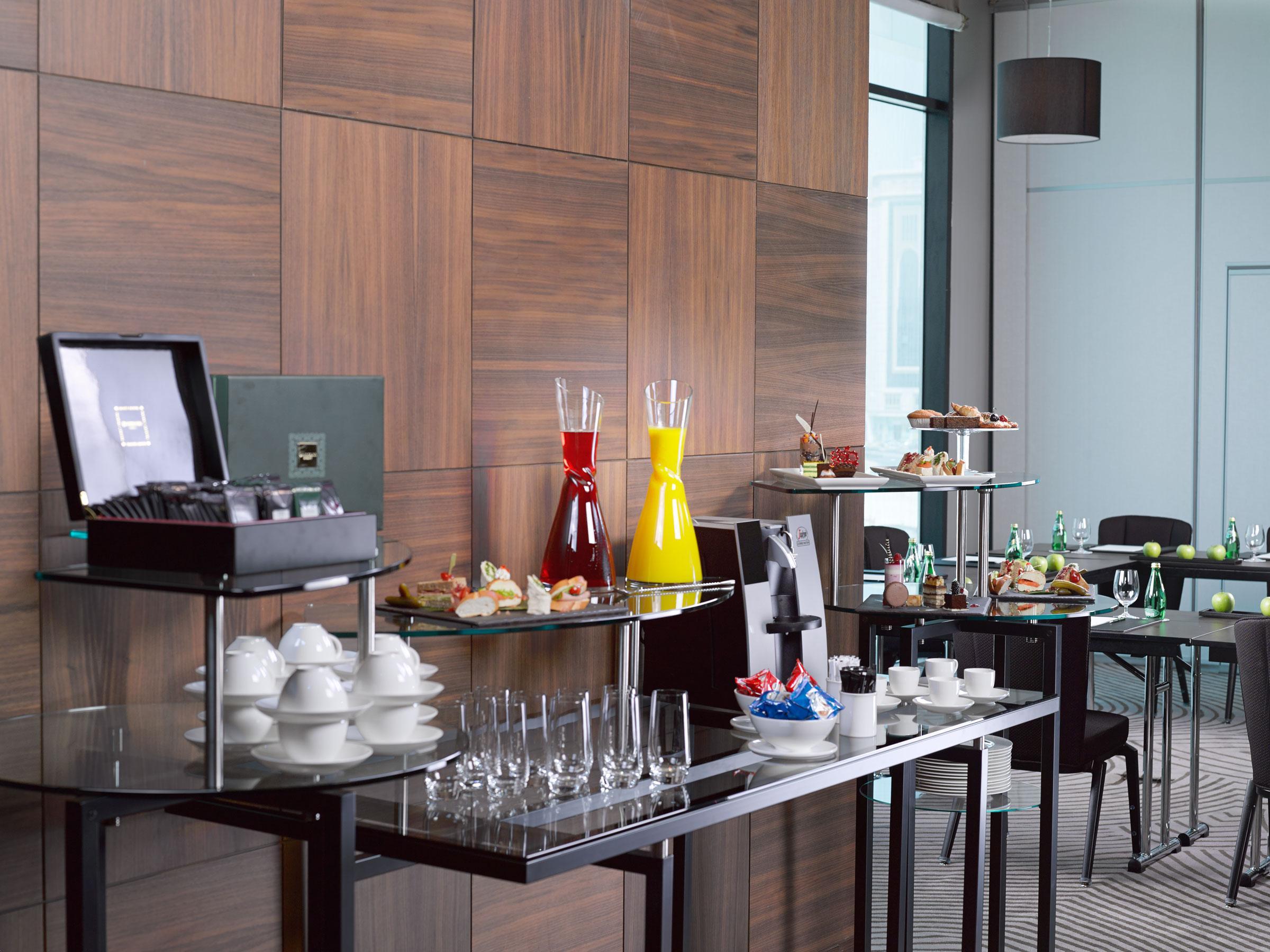 拉米Spa大酒店 麦纳麦 外观 照片 A buffet at a hotel