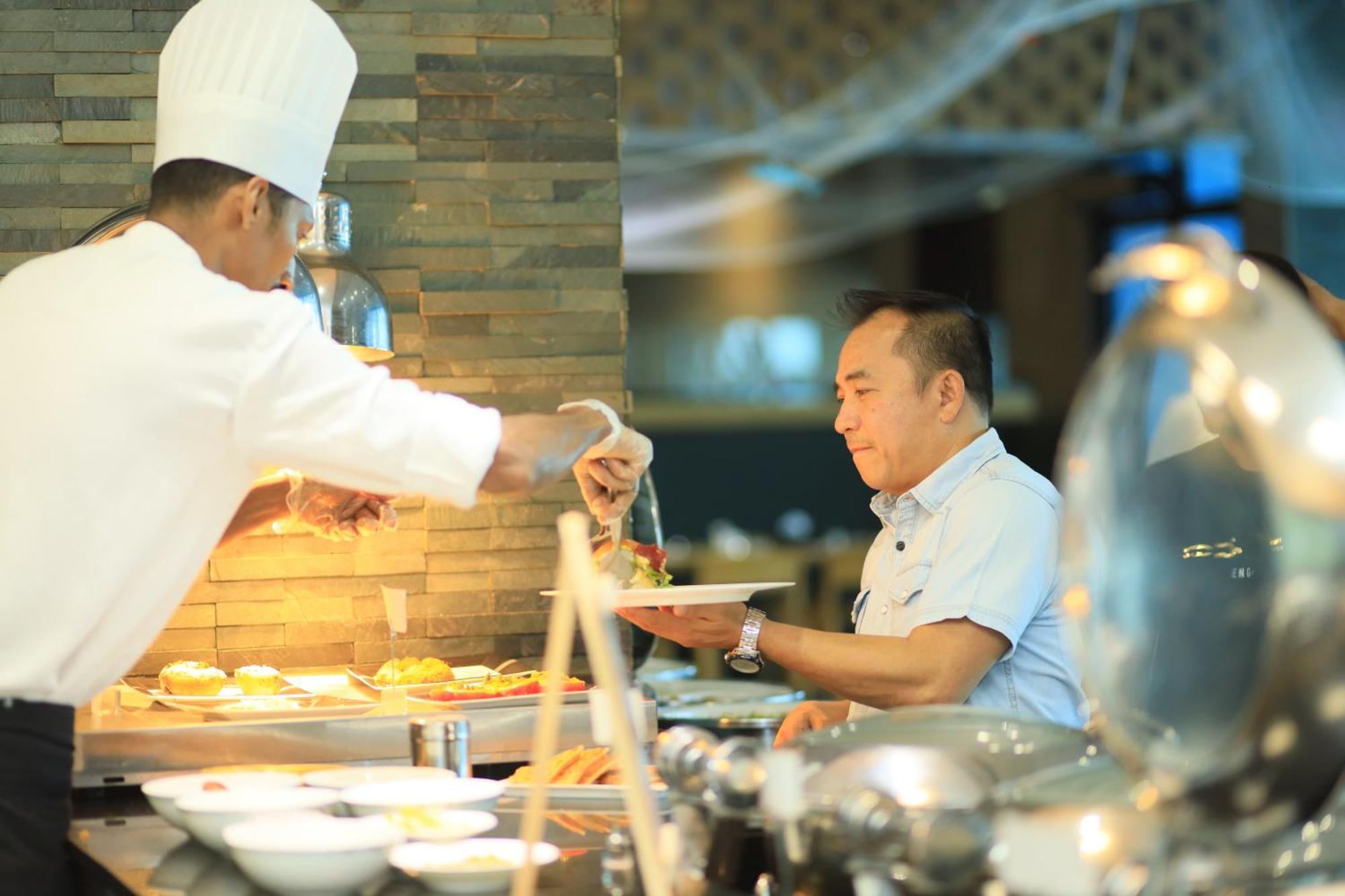 拉米Spa大酒店 麦纳麦 外观 照片 A chef serving food at a buffet