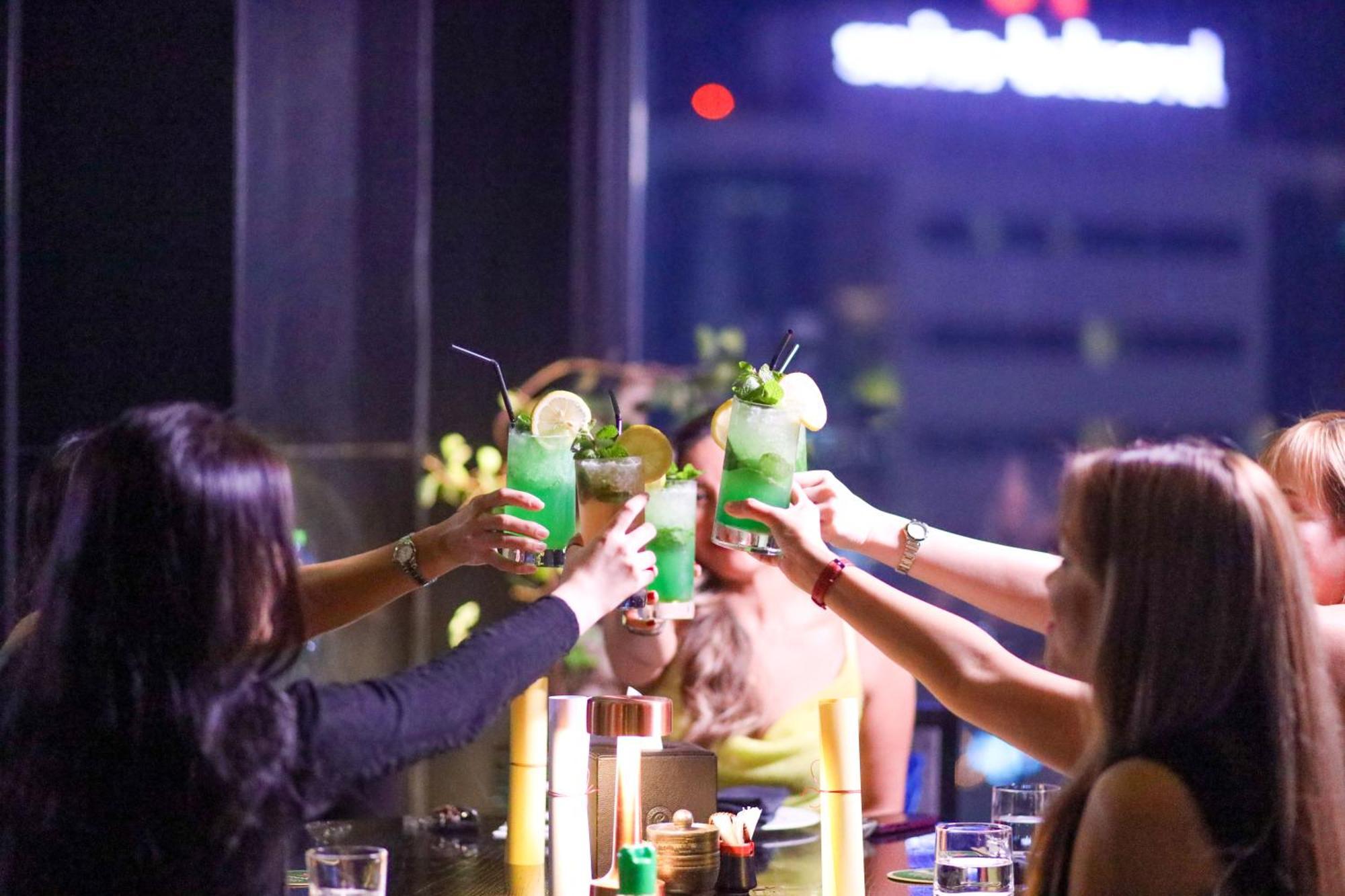 拉米Spa大酒店 麦纳麦 外观 照片 A group of friends toasting with cocktails