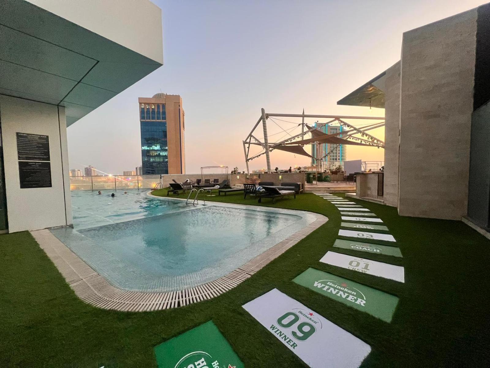 拉米Spa大酒店 麦纳麦 外观 照片 Rooftop pool at the hotel